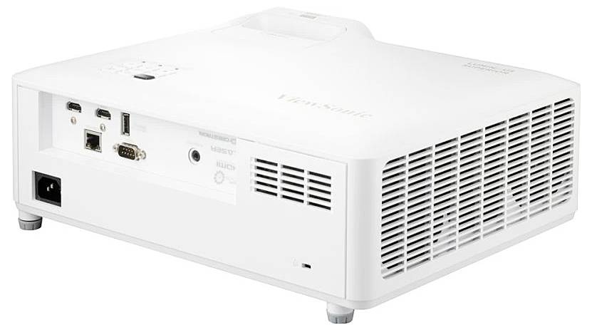 Bílý projektor s několika porty, včetně HDMI a VGA. Je navržen pro promítání filmů nebo prezentací.
