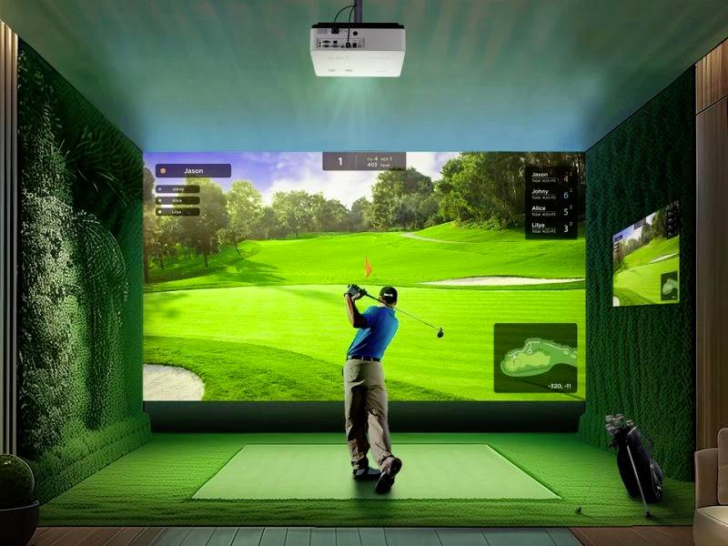 Golfista odpálí míček v high-tech golfovém simulátoru s realistickým zobrazením golfového hřiště na plátně.