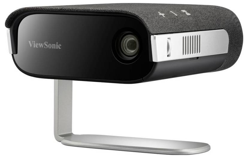 Černý projektor ViewSonic s kovovým stojanem, vhodný pro domácí kino nebo prezentace, umístěný na bílém povrchu.