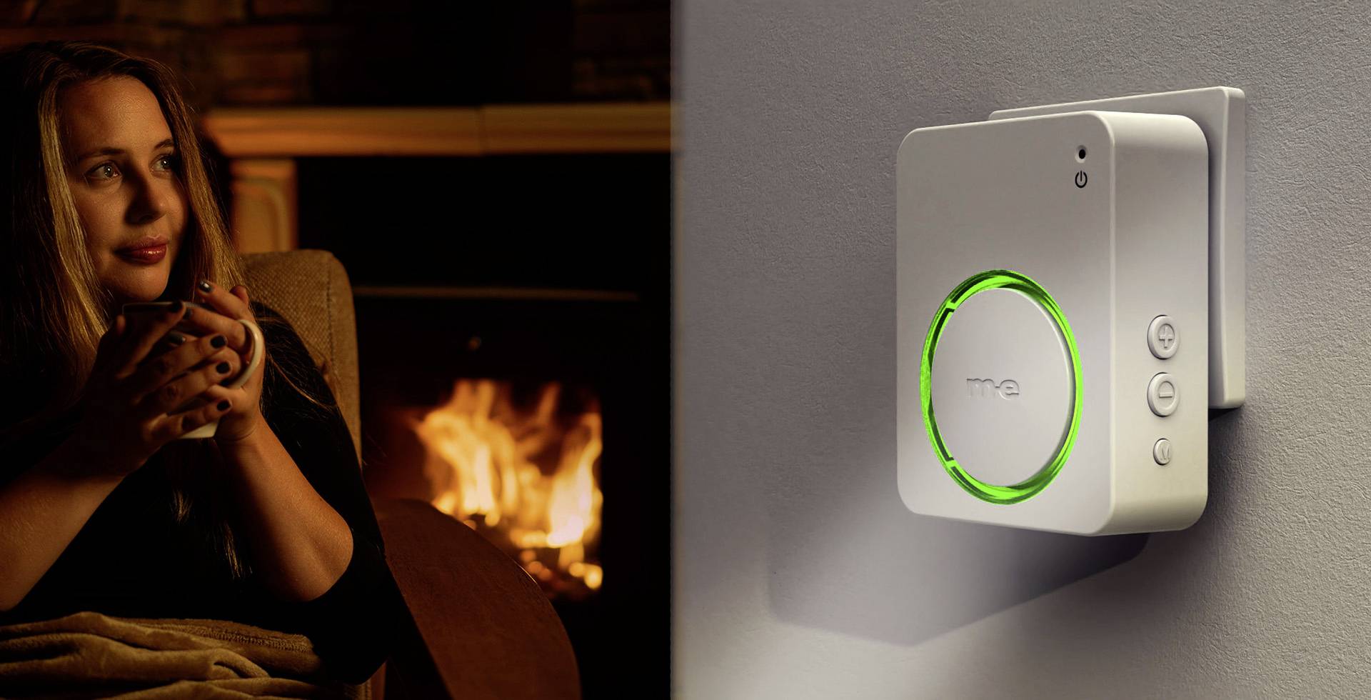 Žena sedí před krbem a drží šálek. Vpravo visí chytrý systém ovládání topení s osvětleným zeleným kruhem na stěně.