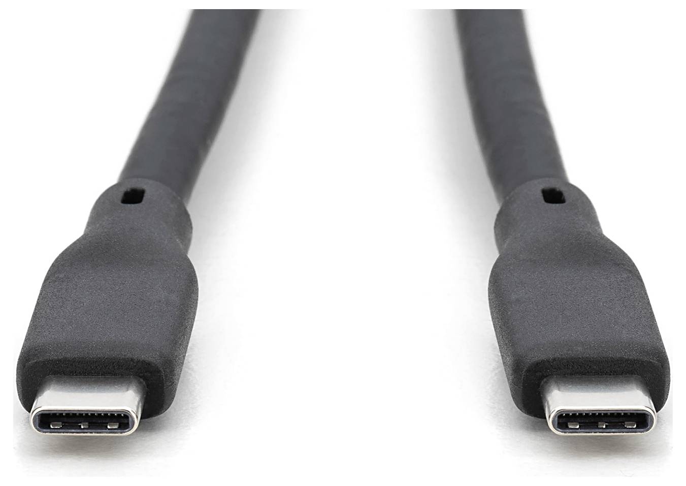 Dva USB-C kabely s černým ochranným pláštěm, symetricky uspořádané, ukazují konektory.