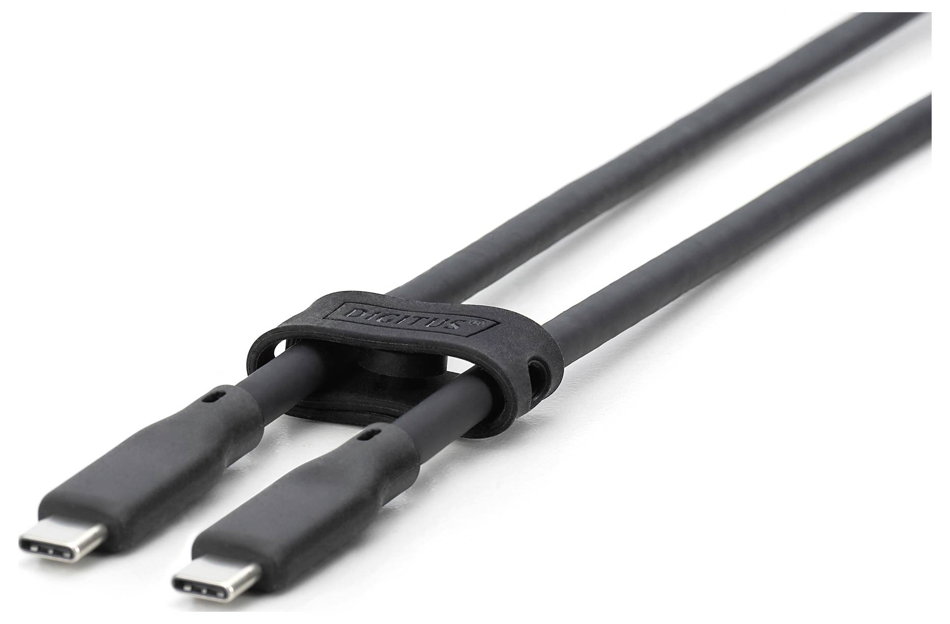 Dva černé USB-C kabely vedle sebe se sponou pro propojení.