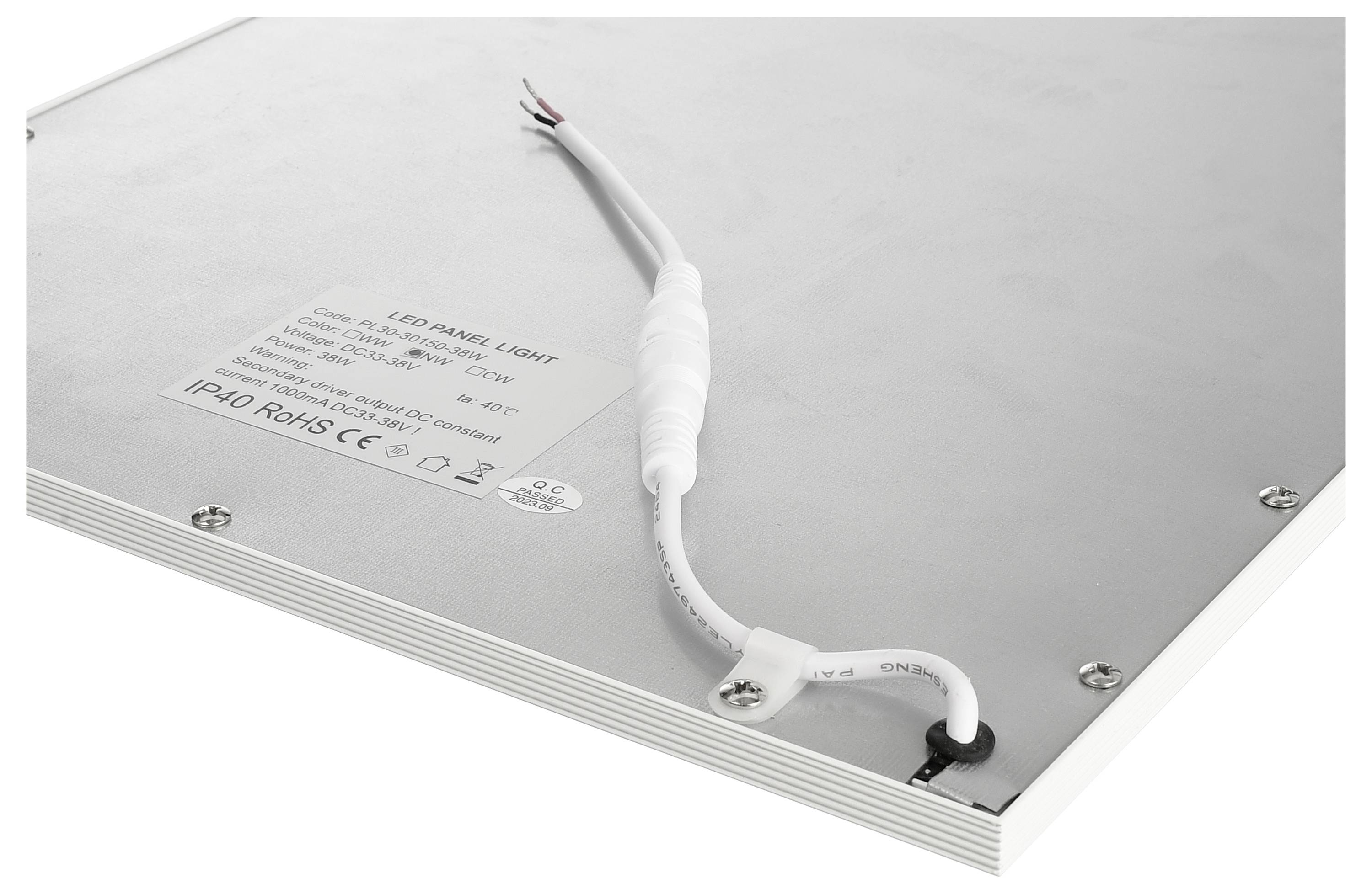 Zadní pohled na LED panel s připojeným kabelem a štítkem s technickými specifikacemi.