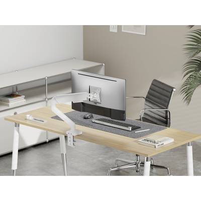 Moderní psací stůl s ergonomickou židlí, monitorem na pohyblivém rameni, klávesnicí, myší a poznámkovým blokem.