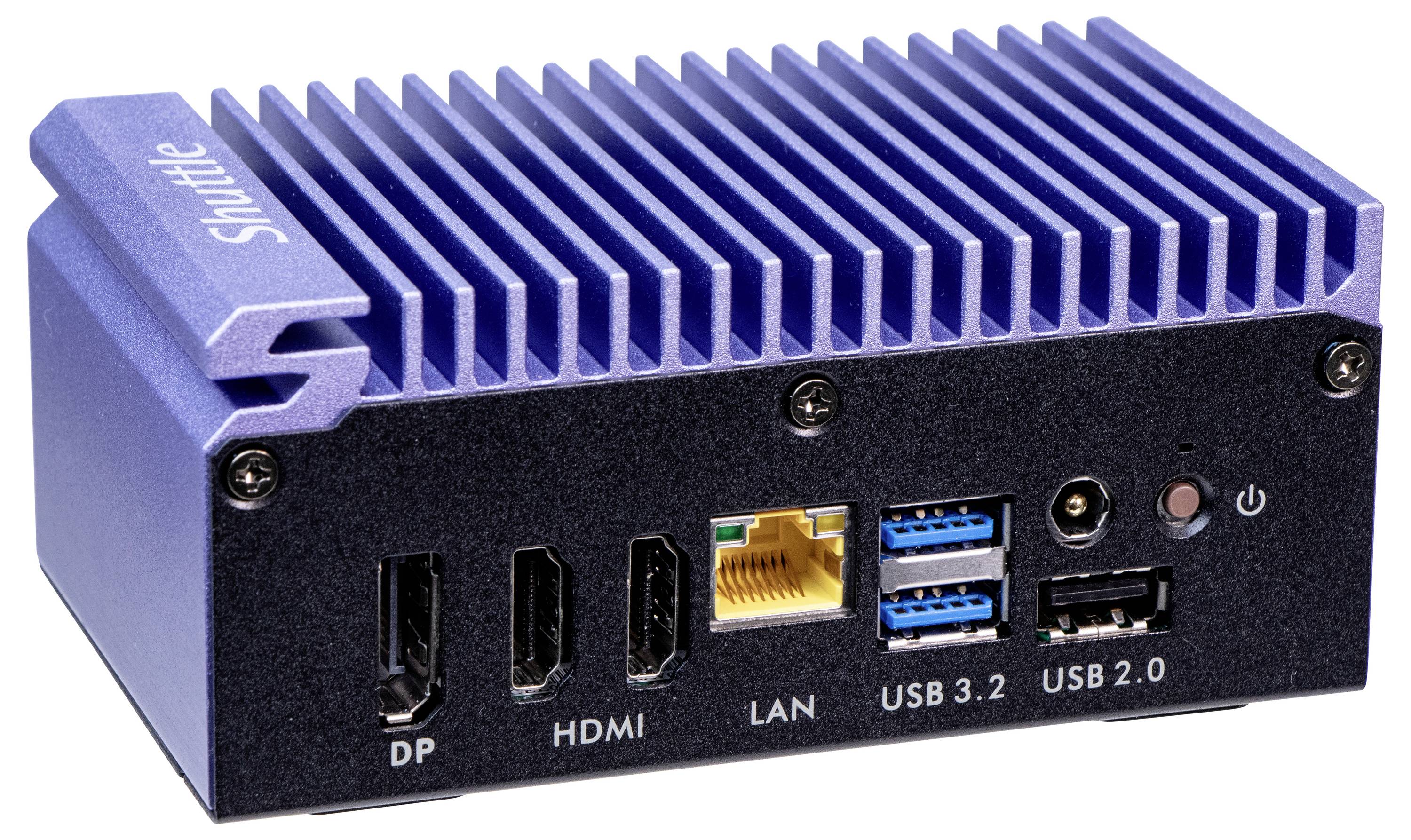 Kompaktní mini-počítač s modrou žebrovanou chladící soustavou ukazuje konektory: DP, HDMI, LAN, dva USB 3.2, USB 2.0, audio a vypínač.