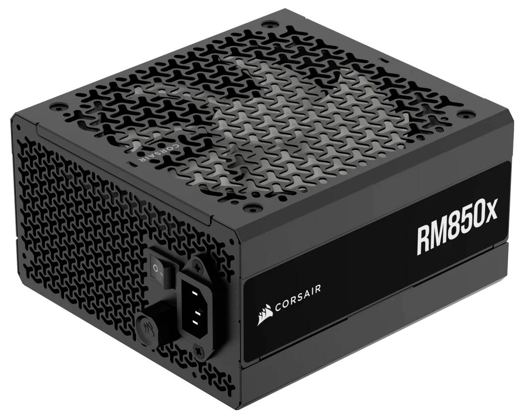 Černý napájecí zdroj Corsair RM850x s větracími otvory a kabelovými přípoji, vhodný pro počítače, nabízí výkon 850 wattů.