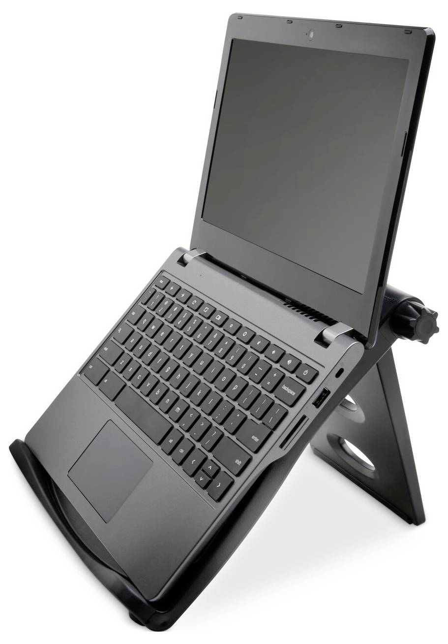 Rozevřený notebook stojí na černém stojanu. Displej je tmavý. Klávesnice je zcela viditelná.