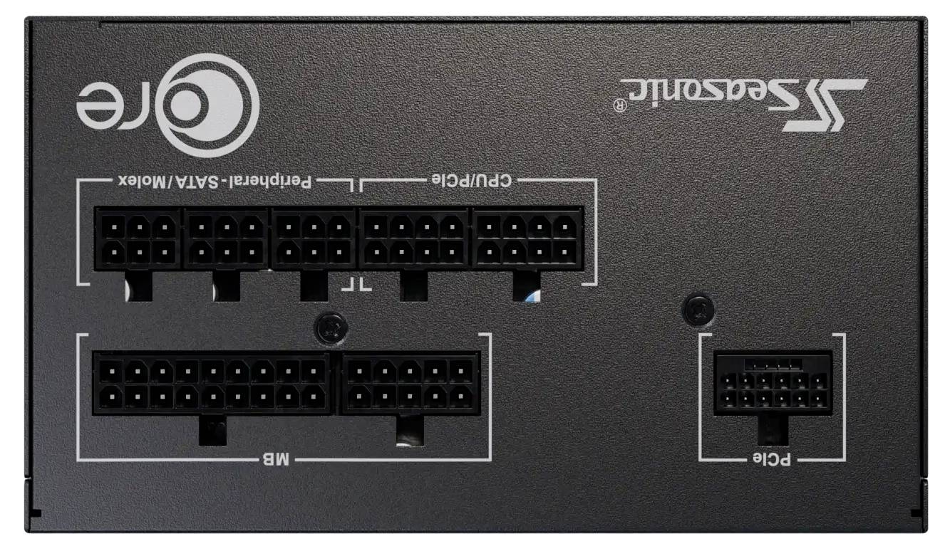 Zadní strana napájecího zdroje s několika konektory: 'Periferní/SATA', 'CPU/PCIe', 'MB', 'PCIe'. Loga značek nahoře.