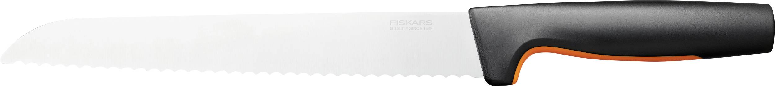 Zoubkovaný nůž na chléb s černou rukojetí a oranžovou linkou, zaměřený na čepel a ergonomický design rukojeti.