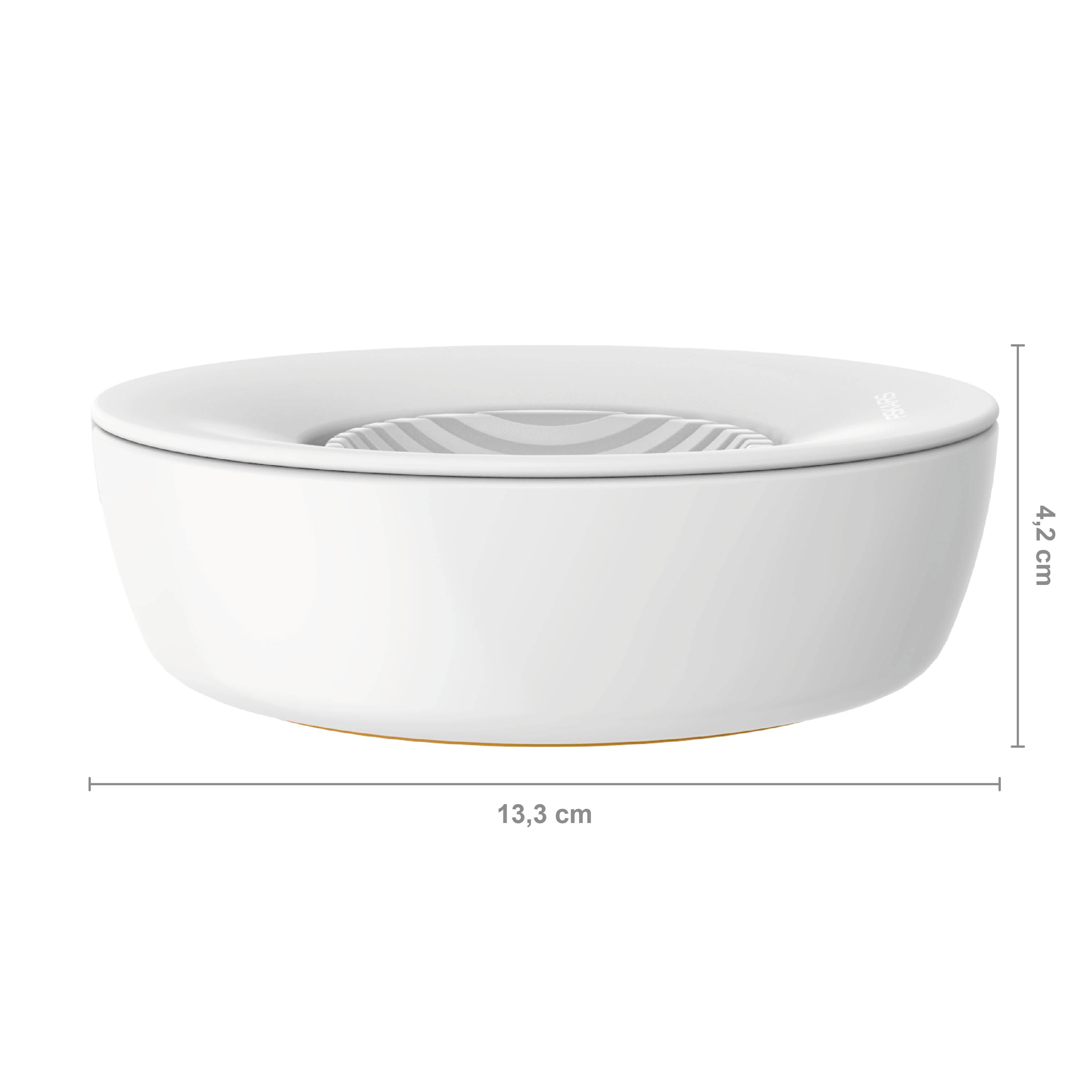 Bílý kulatý popelník s vroubkovanou vložkou, průměr 13,3 cm, výška 4,2 cm, na bílém pozadí.