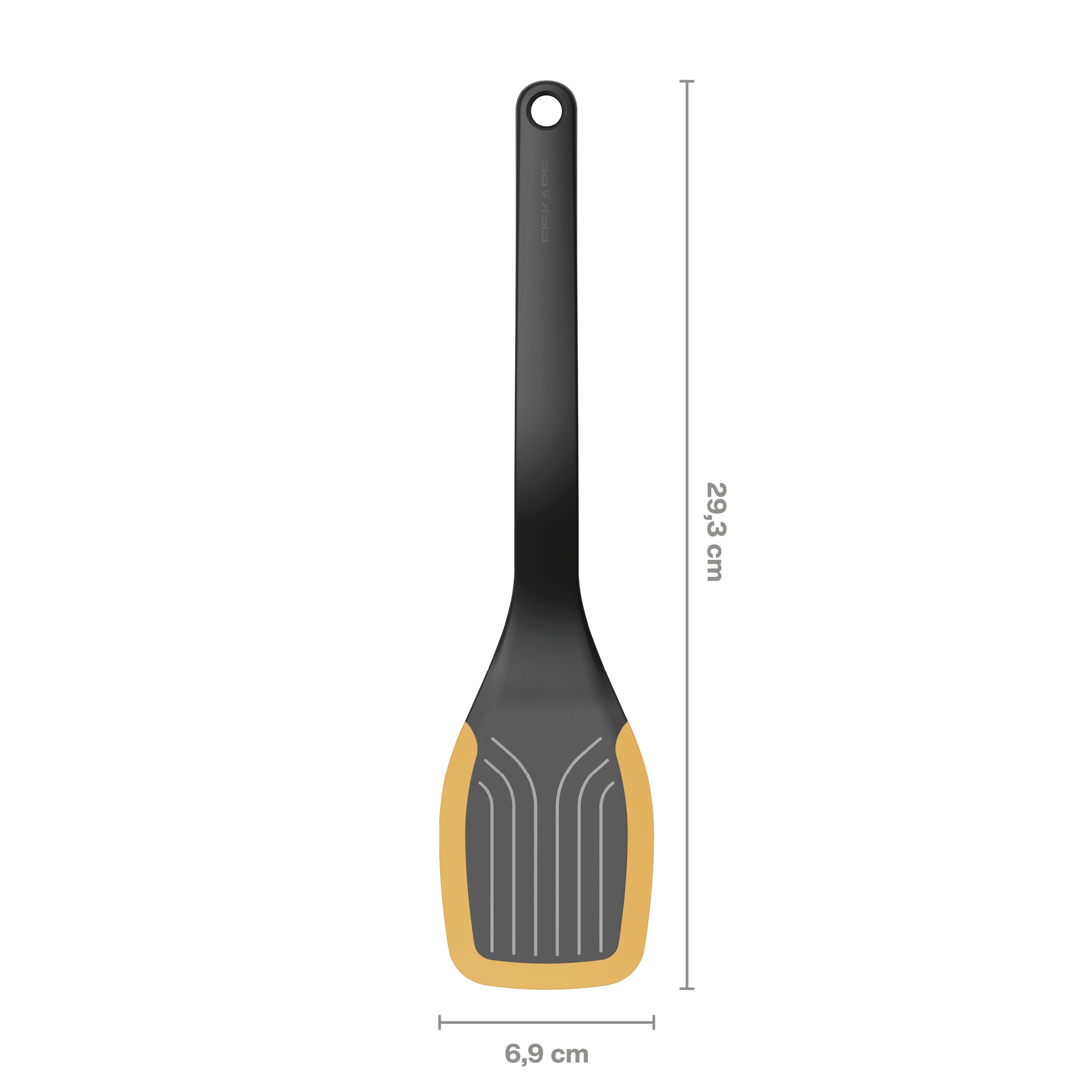 Na obrázku je černá obracečka s oranžovým okrajem. Délka: 29,3 cm, šířka: 6,9 cm.