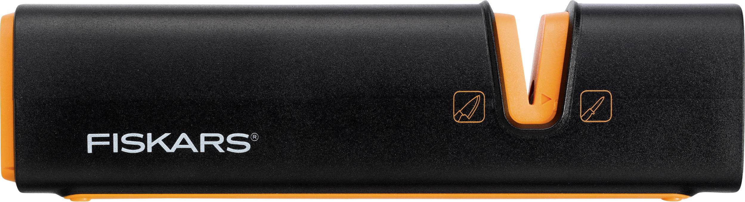 Černý Fiskars ostřič nožů s oranžovou štěrbinou, dvoustupňové broušení, symetrický design pro snadné použití.