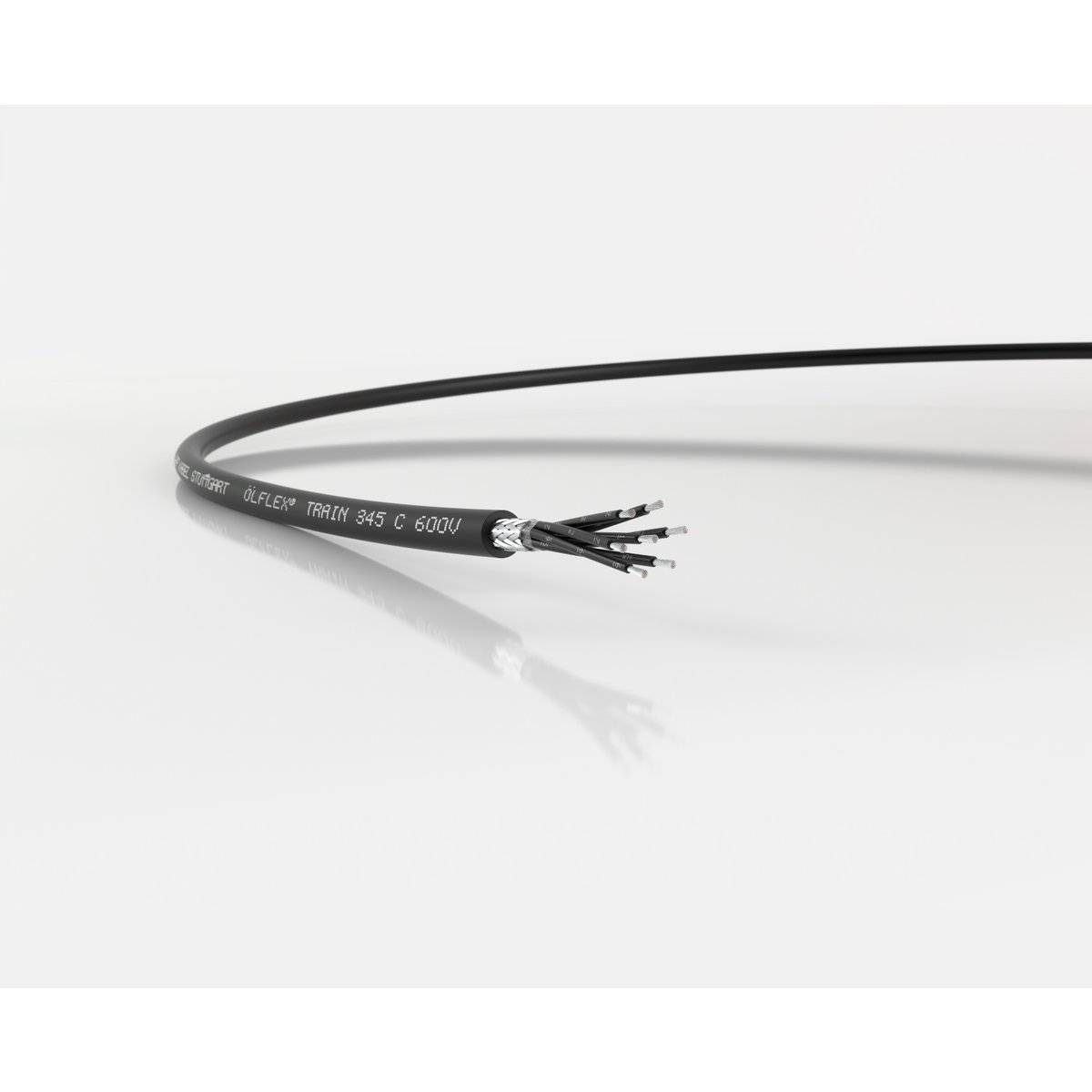 Černý elektrický kabel s obnažnými vodiči na konci. Nápis: 'Tray 245 C 600V'. Odráží se na bílém povrchu.
