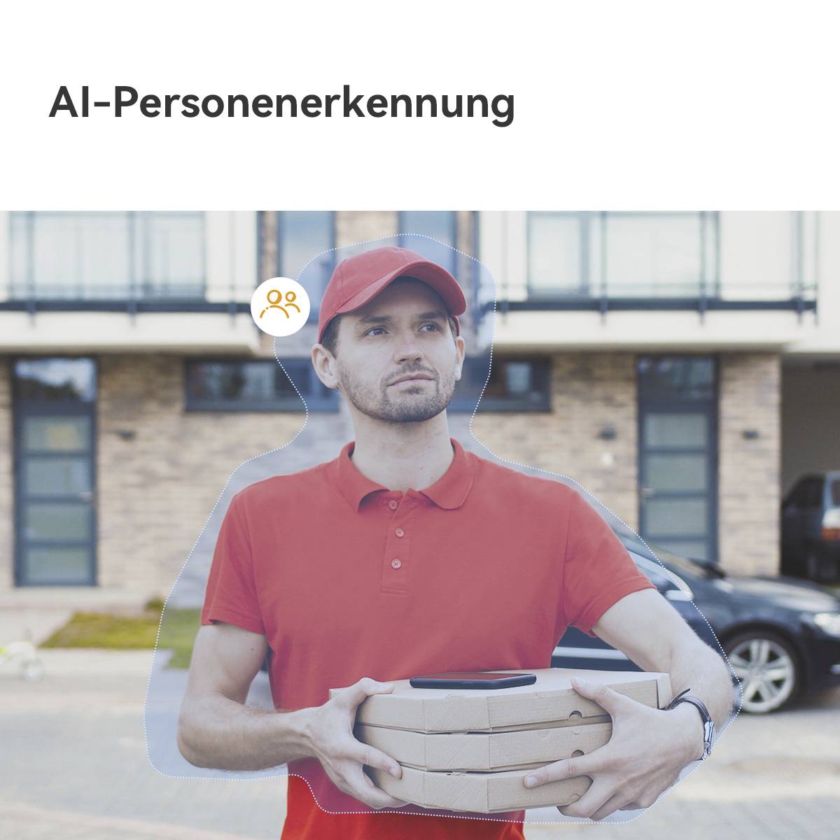 Muž v červeném tričku a čepici drží krabice na pizzu před obytným domem. Nahoře je nápis 'AI-rozpoznávání osob'.
