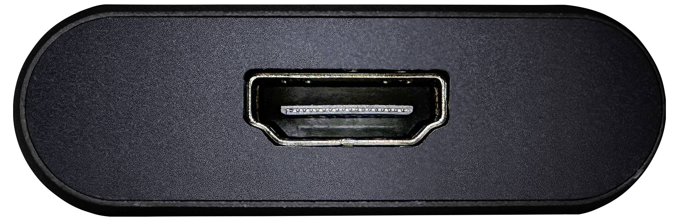 Detail konektoru HDMI, obdélníkový a kovový, na černém pozadí.