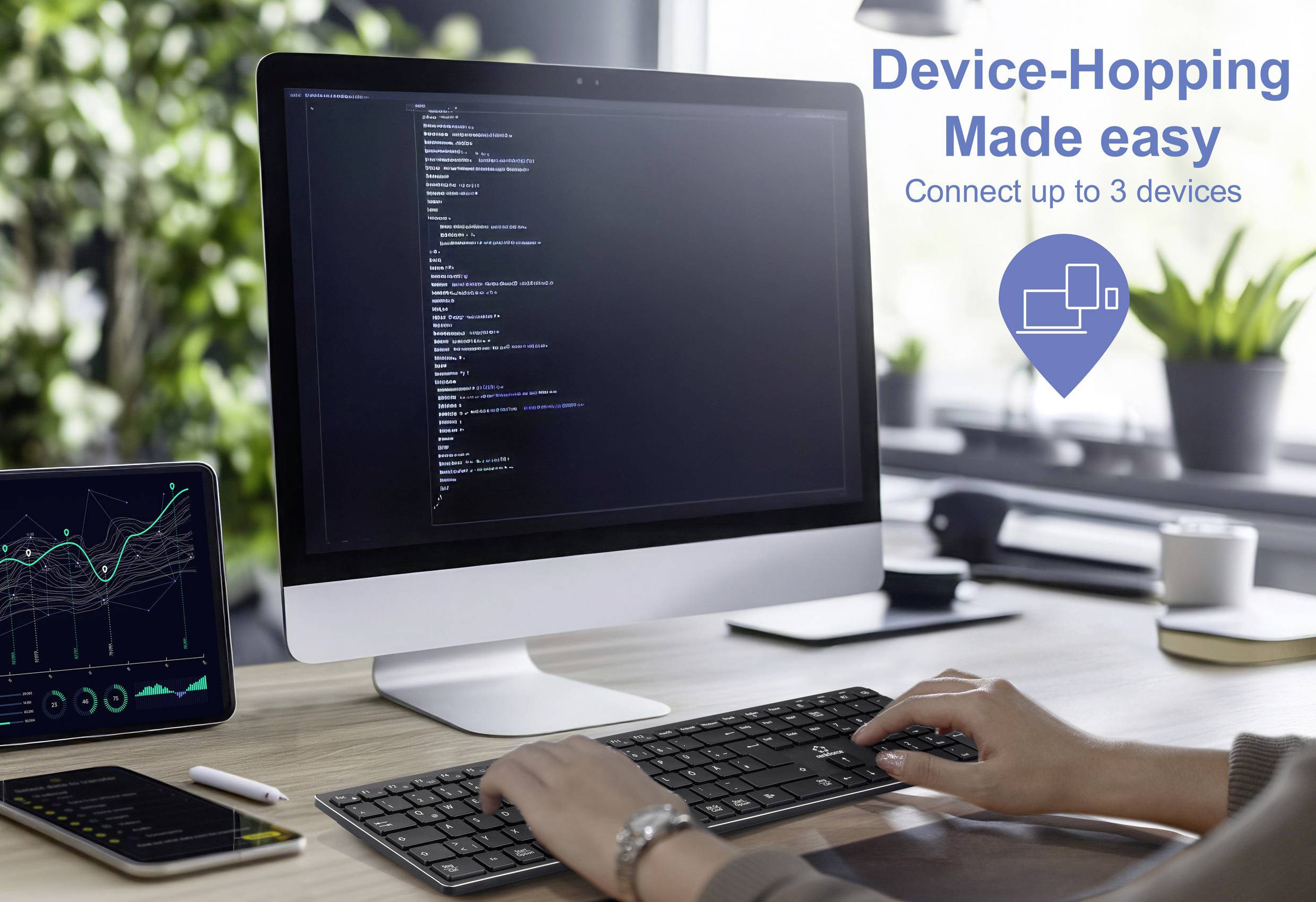 Osoba pracuje na počítači; na obrazovce je zobrazen kód. Vedle jsou tablet a smartphone s diagramy. Text: 'Přepínání mezi zařízeními je hračka. Připojte až 3 zařízení.'