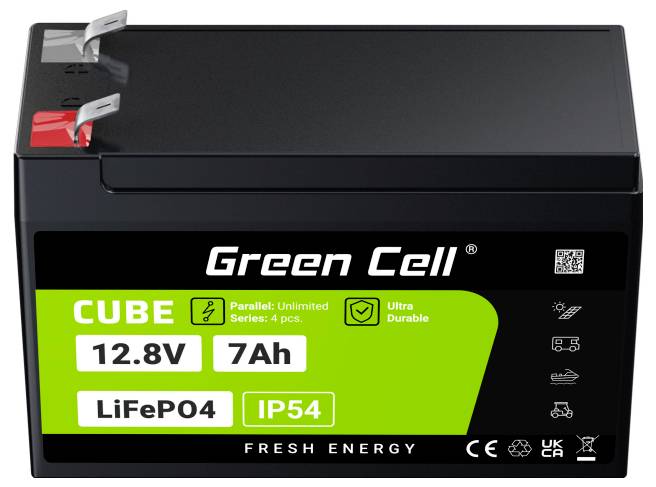 Černá baterie se zelenou etiketou: 'CUBE 12,8V 7Ah LiFePO4'. Symboly pro sériové/paralelní zapojení a stupeň krytí IP54.