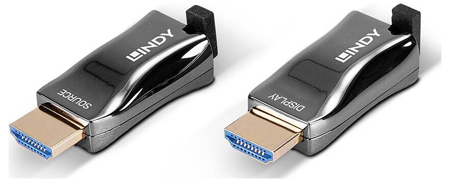 Dva HDMI adaptéry, jeden označený štítkem 'Source', druhý štítkem 'Display', oba s modrou stranou konektoru, na bílém pozadí.
