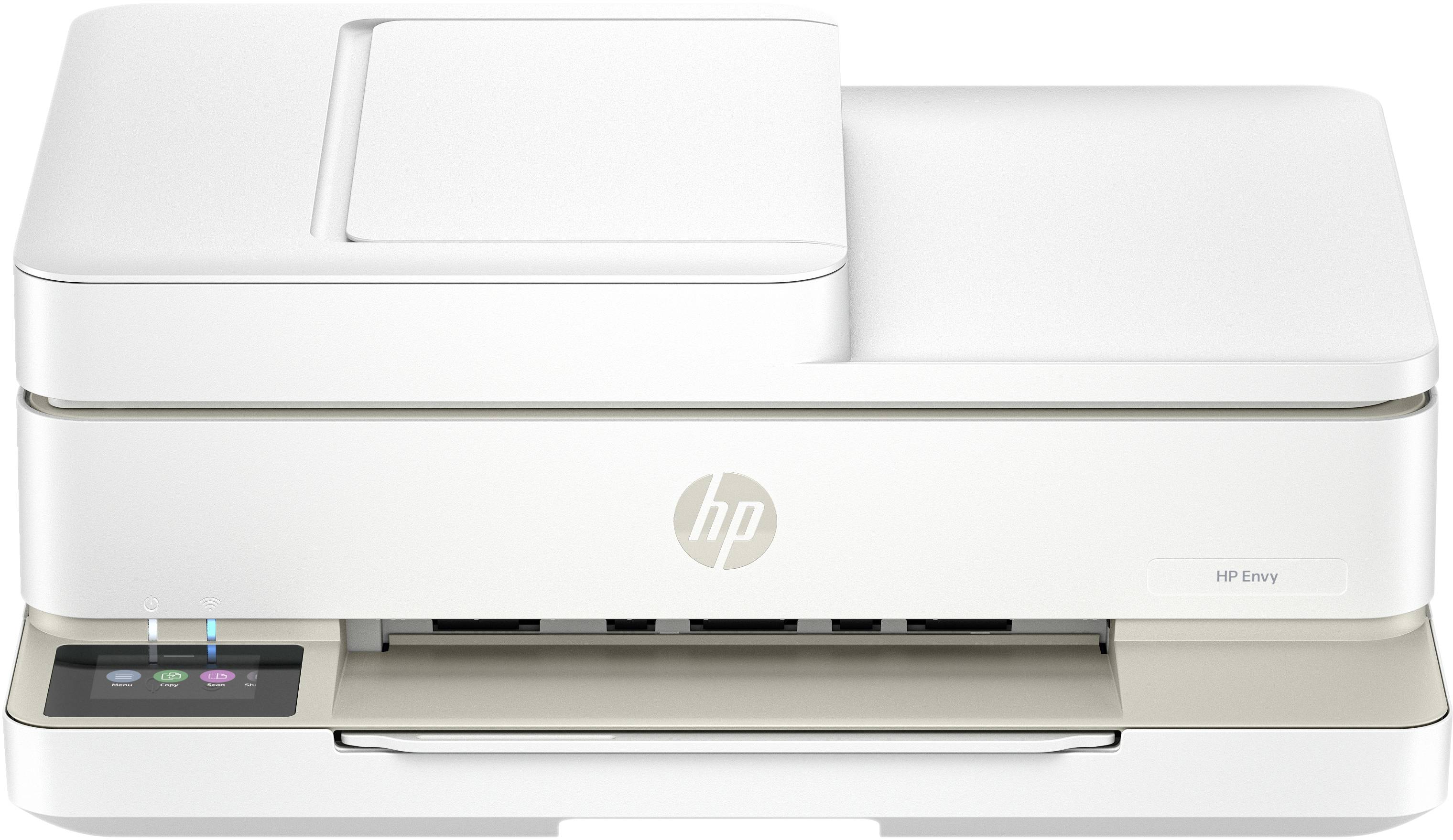 Bílá multifunkční tiskárna HP Envy s podavačem papíru nahoře a ovládacím panelem vlevo vpředu.