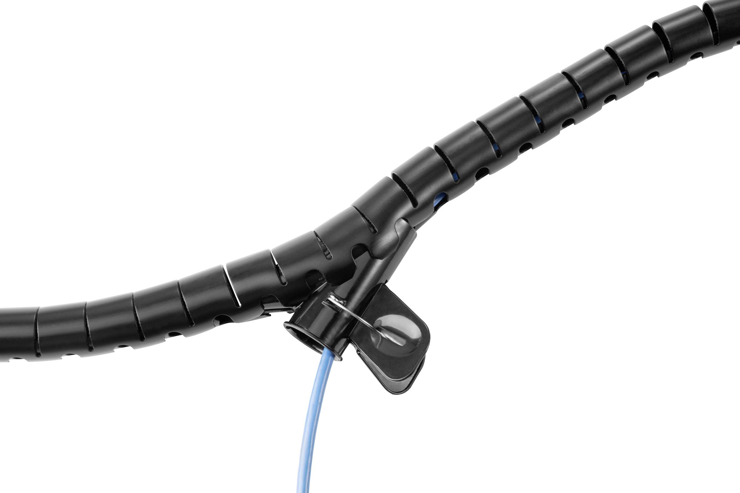 Černý systém pro správu kabelů drží a uspořádává modrý kabel, aby pracoviště zůstalo uklizené a bezpečné.