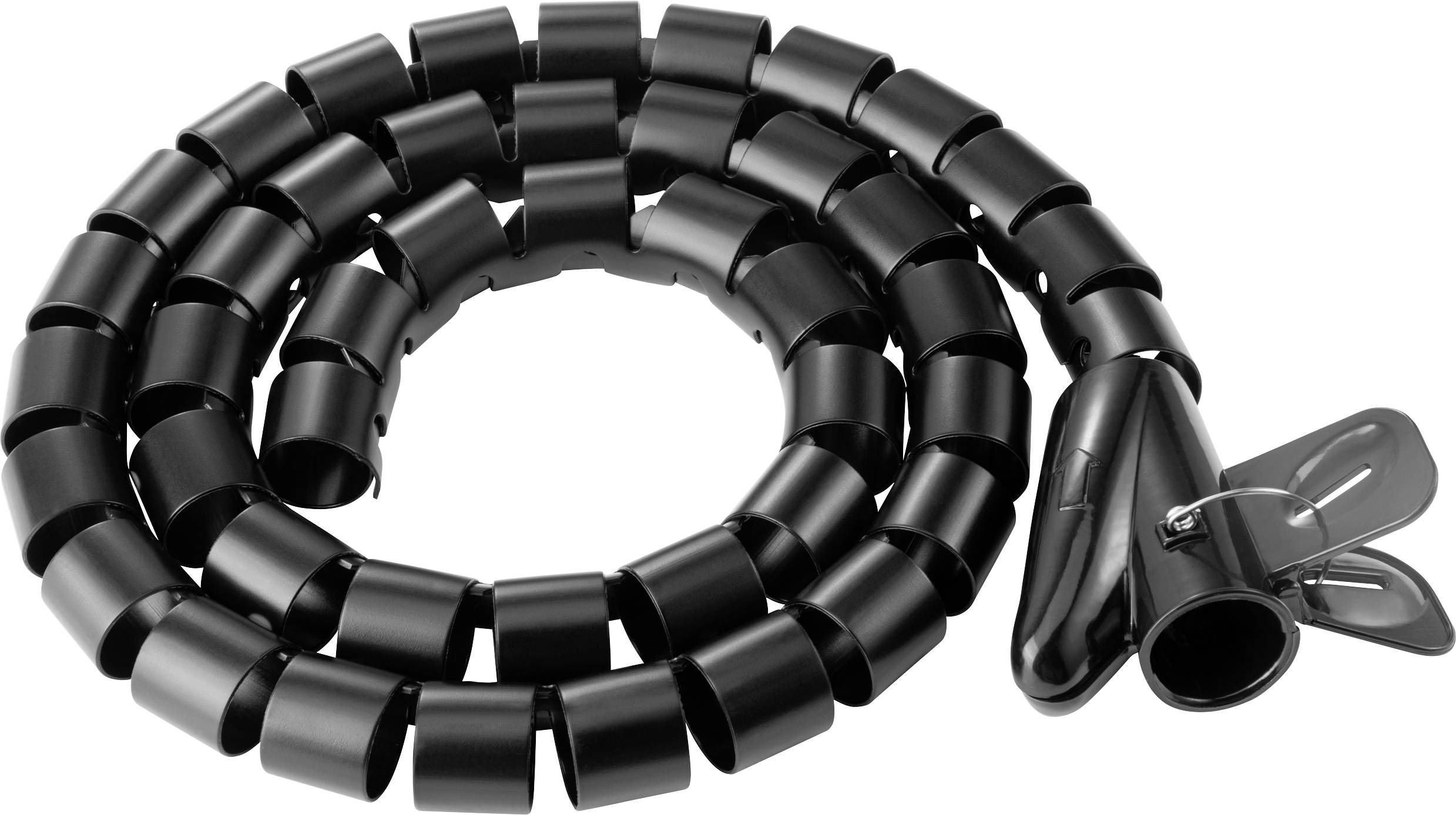 Černý kabelový kanál, svinutý s hladkým povrchem, určený k řádnému seskupení a vedení kabelů v kancelářích nebo doma.