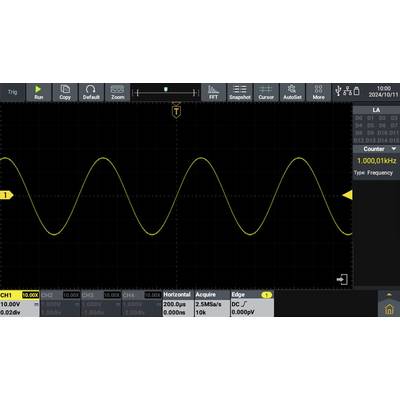 Osciloskop zobrazuje žlutou sinusovou vlnu s frekvencí 1 kHz na obrazovce, přičemž osy jsou označeny napětím a časem.
