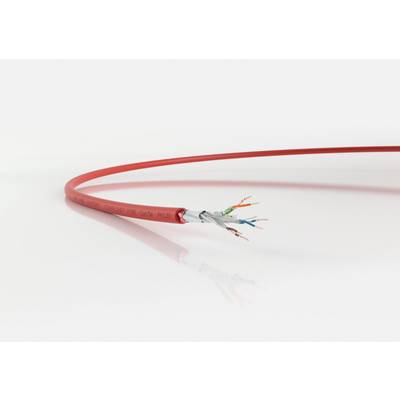 Červený síťový kabel s odhalenými barevnými vodiči leží na bílém pozadí.
