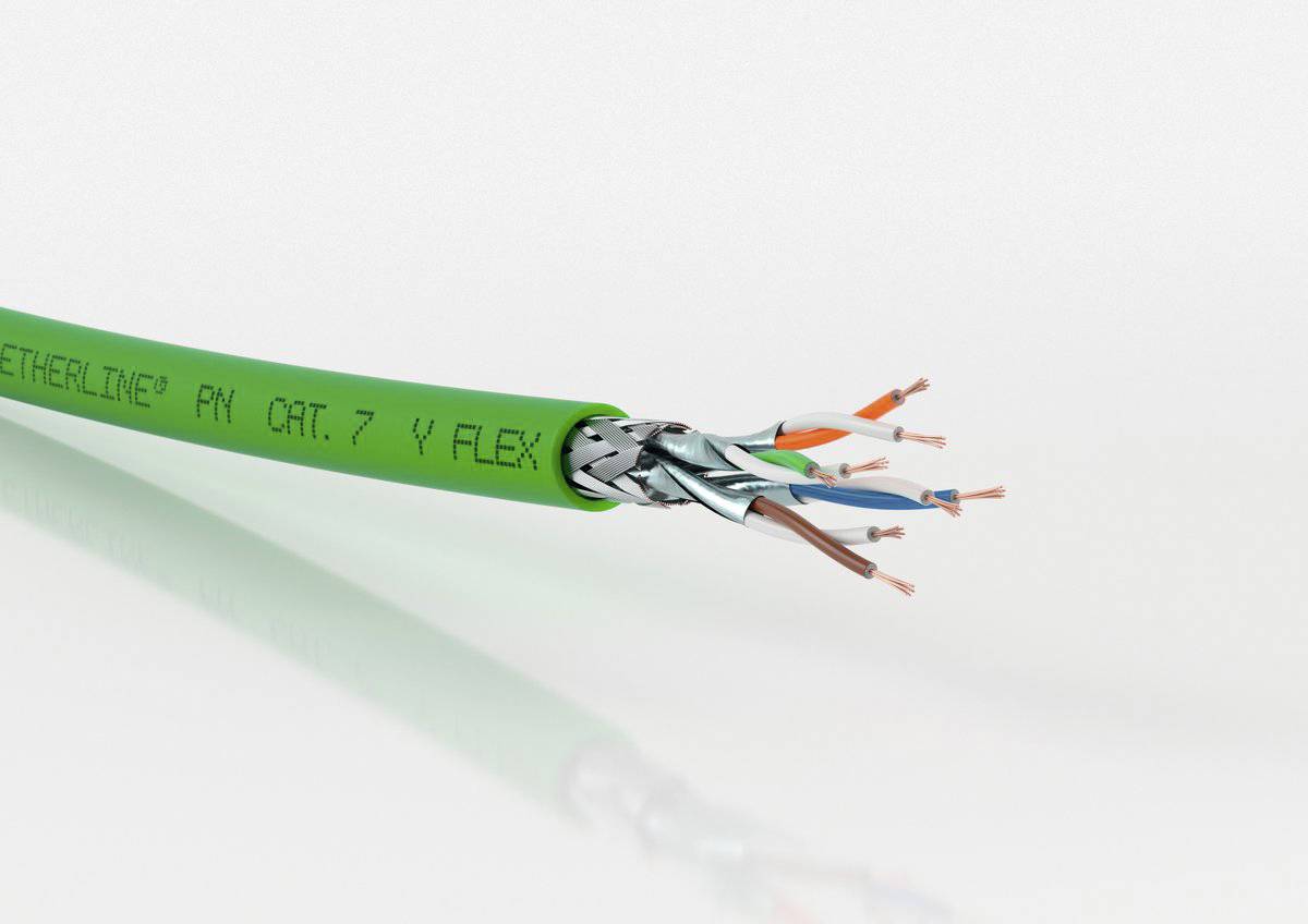 Stíněný zelený ethernetový kabel kategorie 7, částečně odizolovaný, zobrazující barevně označené vodiče.