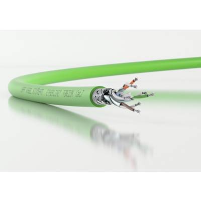 Zelený ethernetový kabel CAT 7 s otevřenými konci ukazuje stínění a čtyři zkroucené vodiče. Na bílém pozadí.