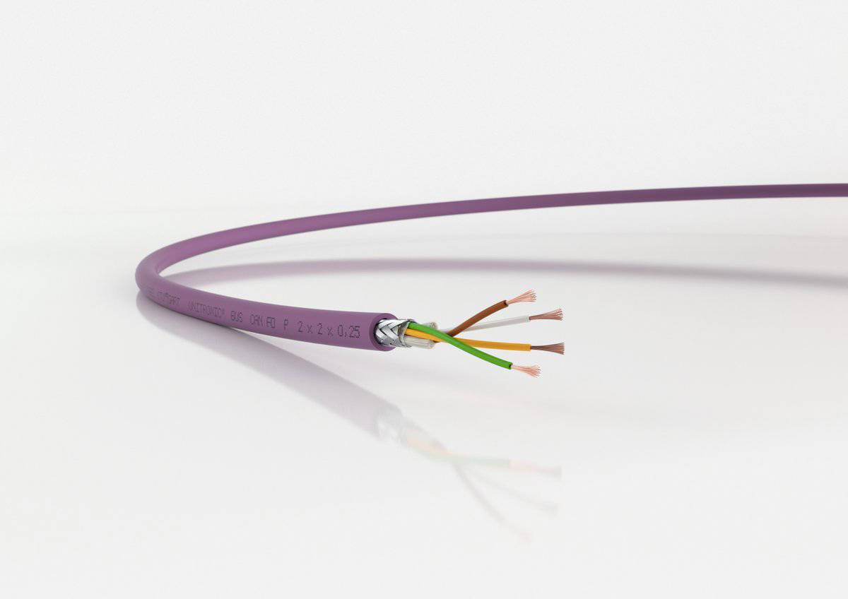 Fialový kabel leží na bílém povrchu. Jeho konce jsou odizolované a odhalují několik barevných měděných drátů.