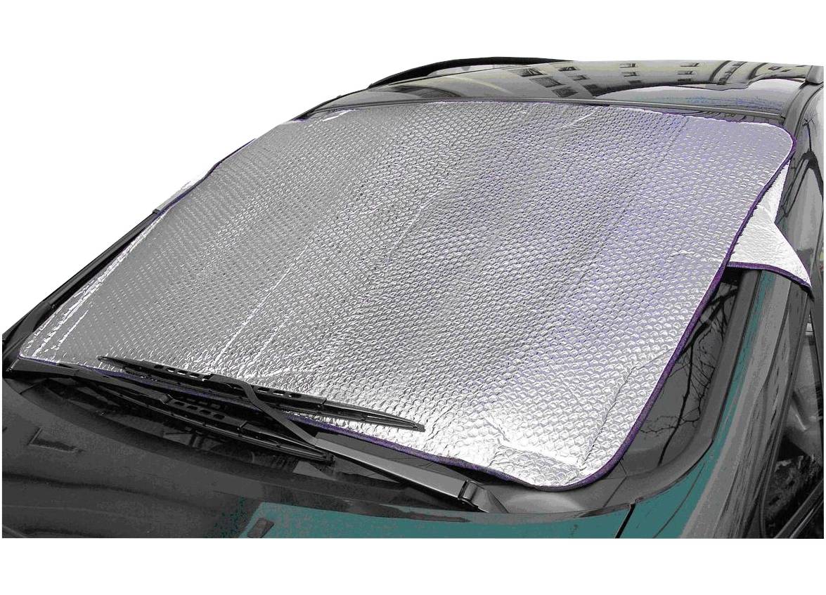 Auto se stříbrnou sluneční clonou na předním skle. Chrání vnitřek vozidla před přímým slunečním zářením a přehřátím.