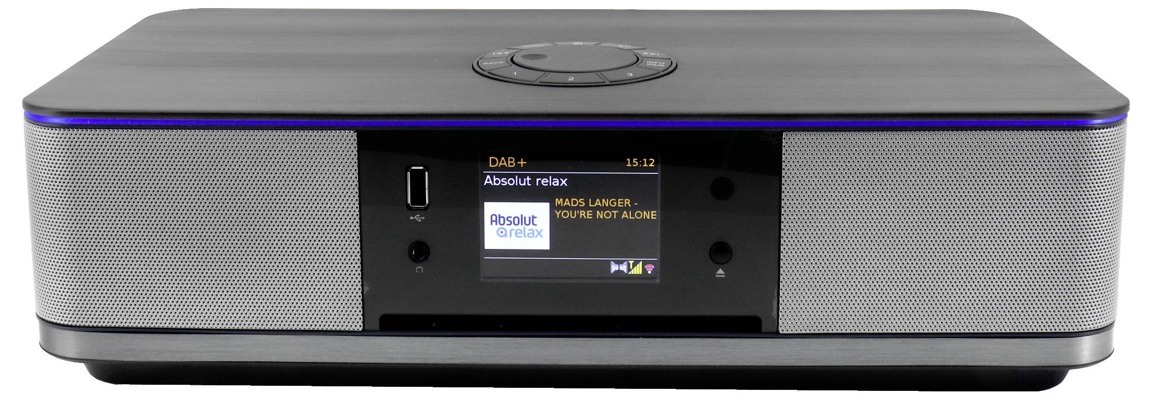 Moderní, obdélníkové rádio s digitálním displejem zobrazuje stanici 'Absolute Relax' a píseň 'You're Not Alone' od 'Madse Langera'.