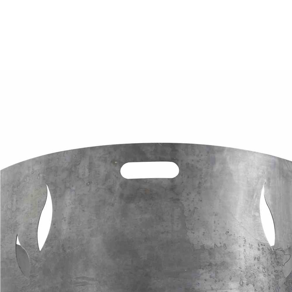 Velký, kulatý, kovový předmět s držadlem nahoře, pravděpodobně součást víka.