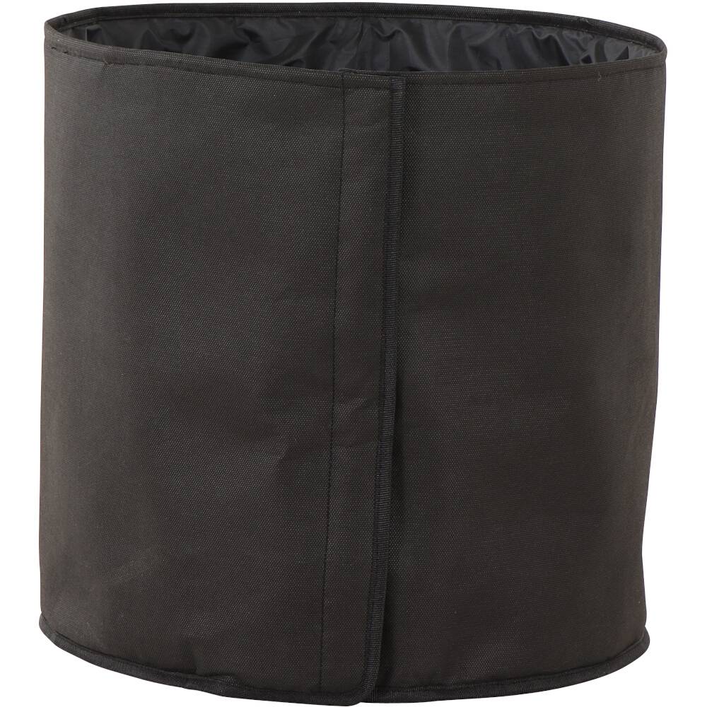 Černý, kulatý látkový koš, prázdný a vzpřímeně stojící.