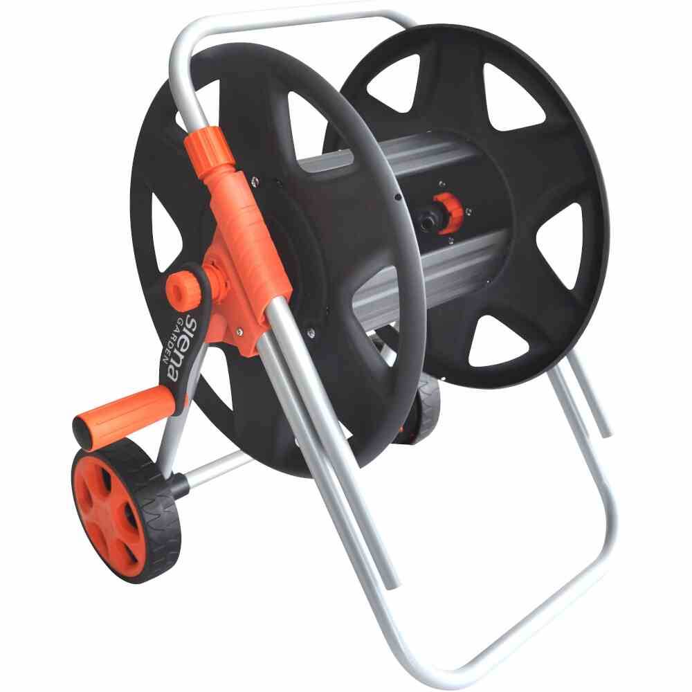 Černý a oranžový vozík na zahradní hadici se dvěma koly, ergonomickou rukojetí a bočním klikovým mechanismem pro snadné navinutí.