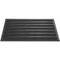 Černá rohožka s horizontálními pruhy, vhodná pro vstupní prostor k zachycení nečistot a vlhkosti.