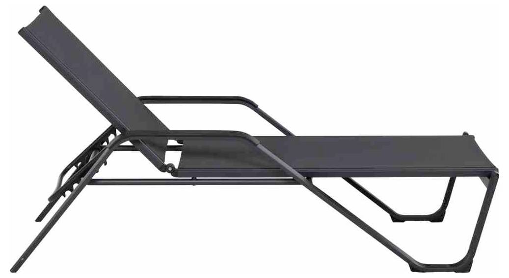 Černé zahradní lehátko z kovu, pohled z boku. Nastavitelná opěradla, minimalistický design, vhodné pro terasu nebo zahradu.