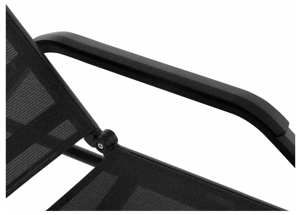 Černá židle se síťovaným designem, zaměřená na opěrky rukou a mechanismus nastavení výšky, vyjadřuje moderní, funkční design.