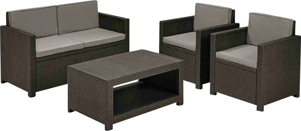 Hnědá zahradní souprava z ratanu skládající se z dvoumístné lavice, dvou křesel a obdélníkového stolu, vše s šedými polštáři.