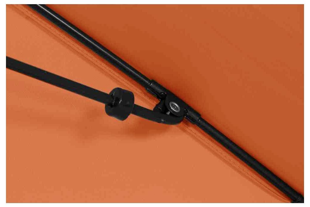 Detailní záběr černého kovového kloubu na oranžovém táhle.
