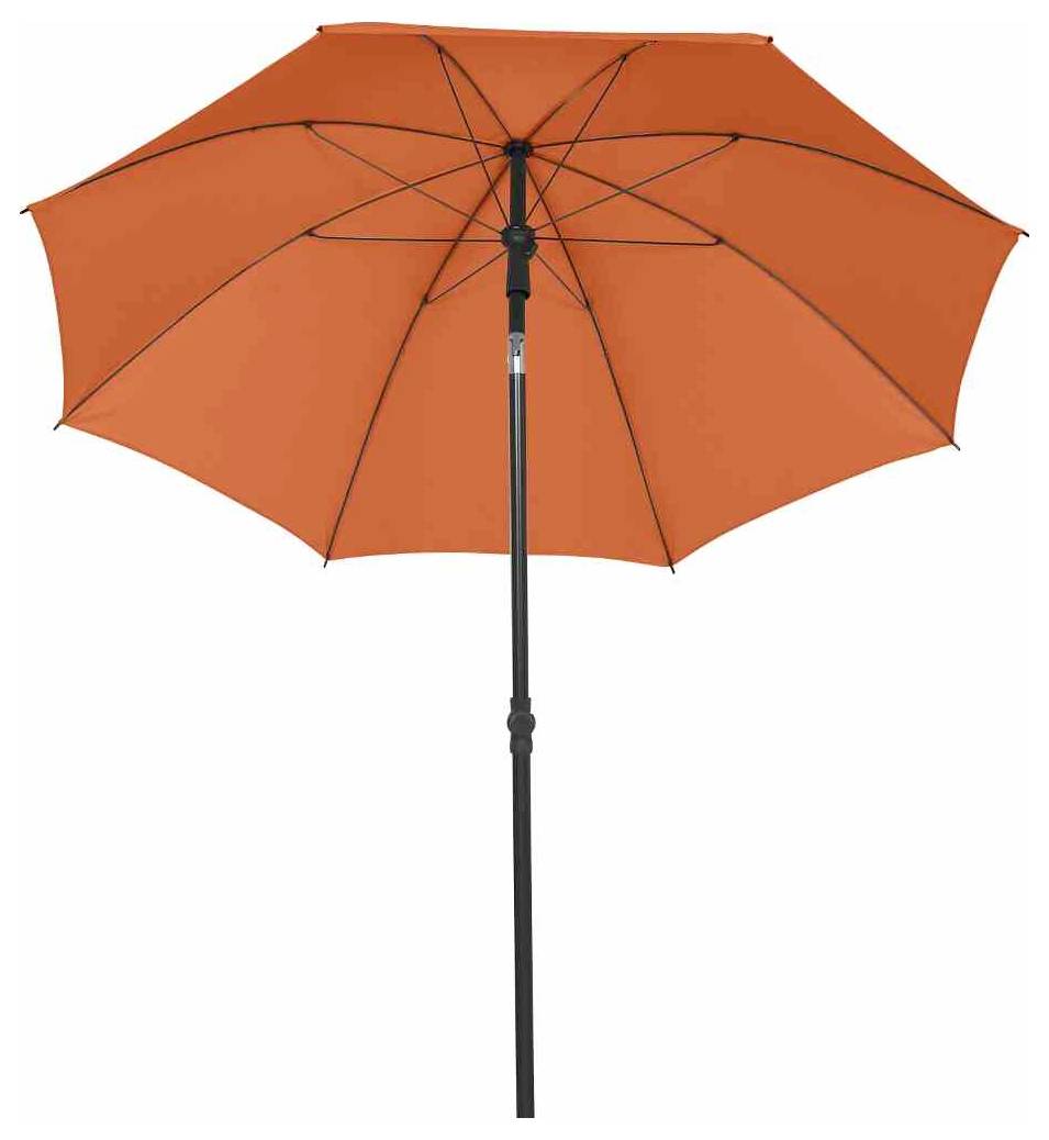 Oranžový slunečník s černou tyčí, roztažený, na bílém pozadí. Ideální pro ochranu před sluncem.