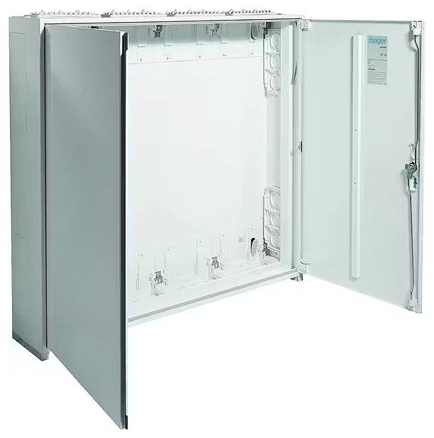 Otevřená, prázdná kovová skříň se dvěma dveřmi a zámkem, připravená pro kabeláž nebo elektrická zařízení.