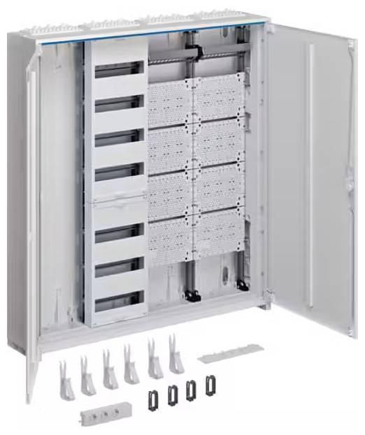 Otevřená rozvodná skříň s řadou připojovacích míst. Před skříní leží několik konektorů a držáků.