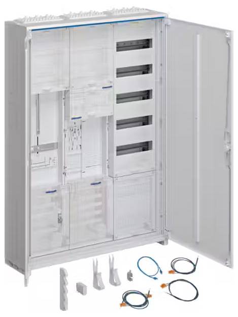 Rozváděč s otevřenými dvířky ukazuje různé přihrádky a kabely. Před ním leží příslušenství. Primárně určeno pro elektrické zapojení.