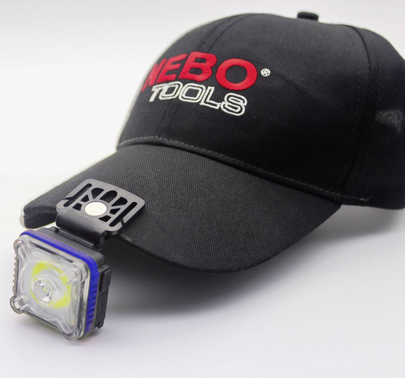 Černá čepice s potiskem 'NEBO TOOLS' a malou LED lampou připevněnou po straně.