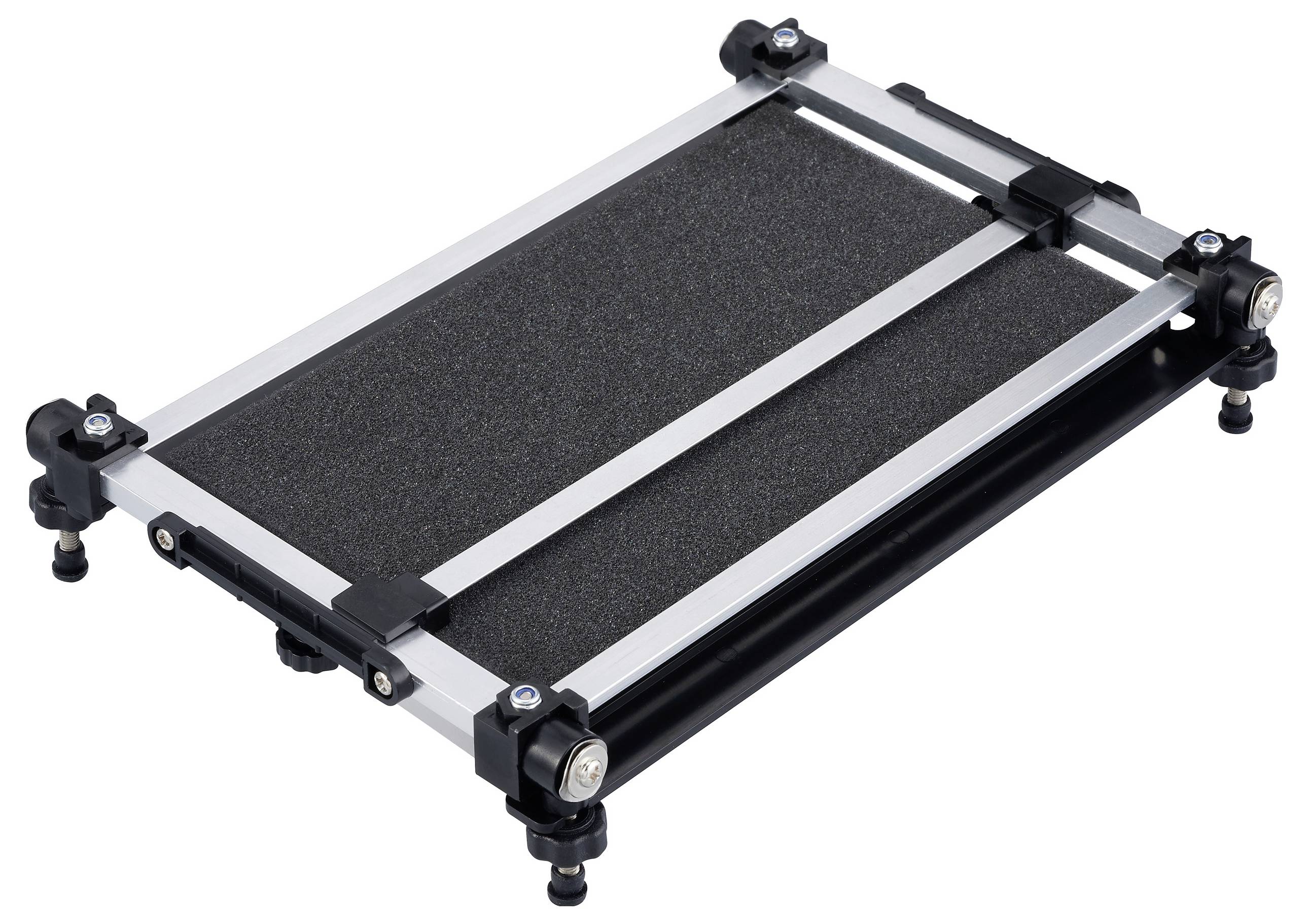 Černý rám pedalboardu s nastavitelnými vzpěrami, umístěný na bílém pozadí. Ideální pro hudebníky.
