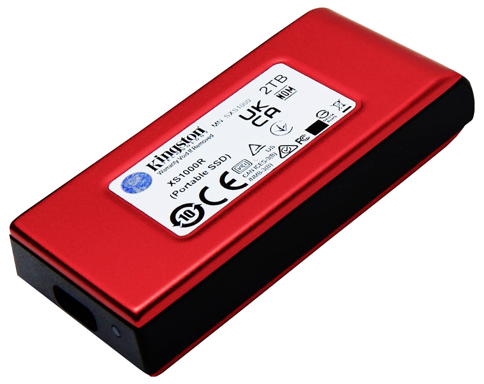 Červený, přenosný SSD disk s označením 'Kingston XS1000', s kapacitou úložiště 2 TB, s různými certifikačními značkami.