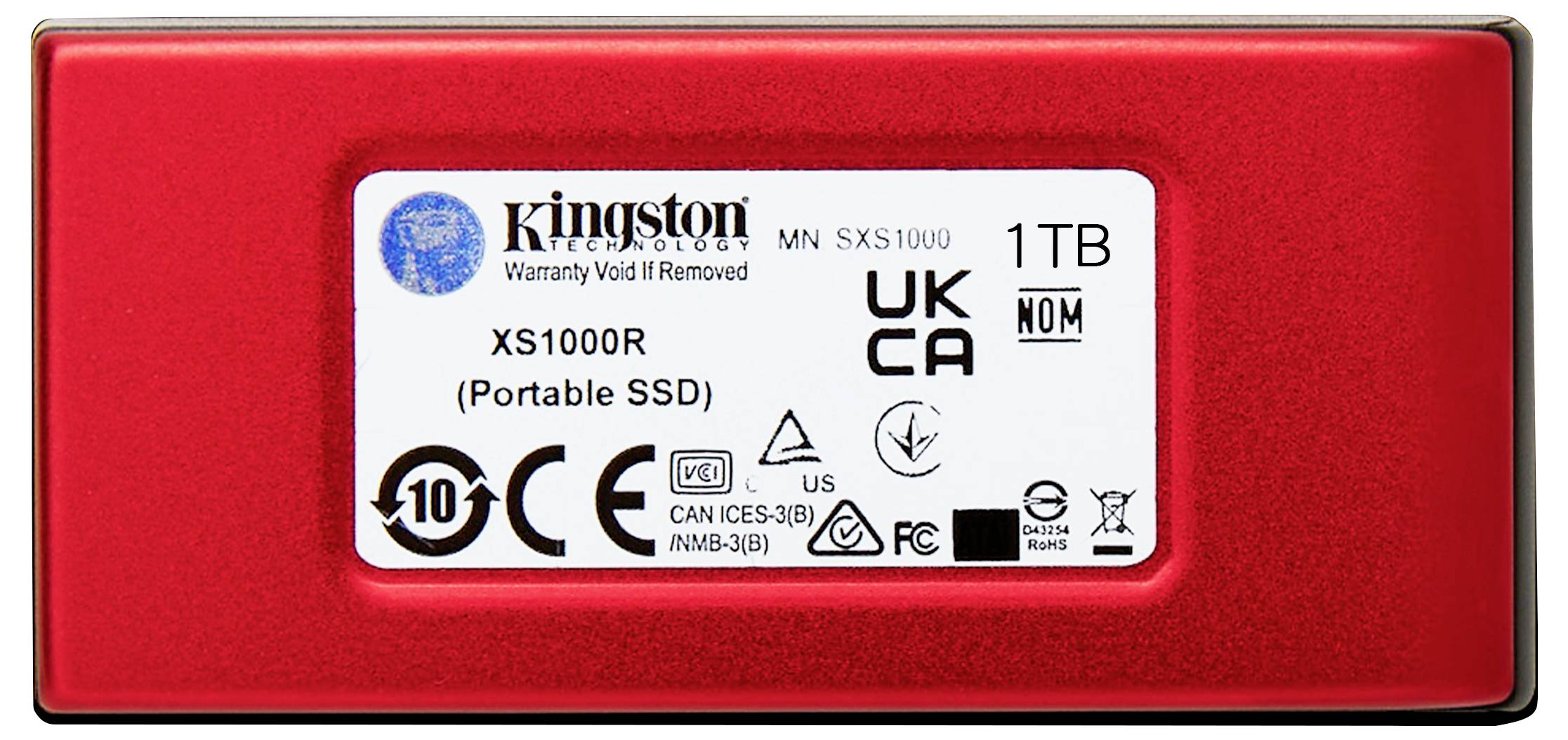 Kingston XS1000R přenosný SSD, 1 TB kapacita. Produktový štítek s technickými certifikacemi a výstražným upozorněním.
