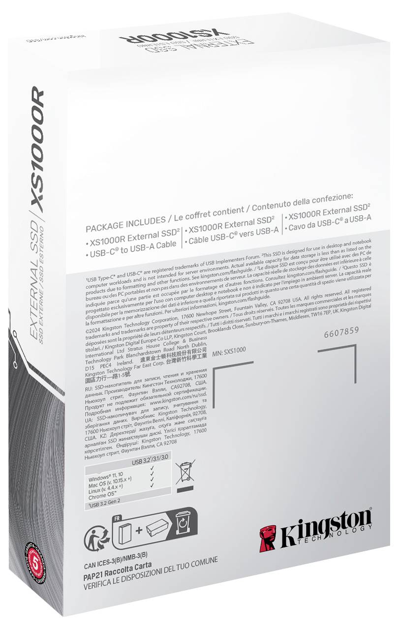 Zadní strana obalu SSD Kingston XS1000 zobrazuje informace o obsažených komponentách a kontaktní údaje výrobce.