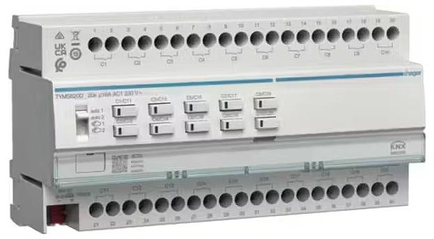 Elektrický rozvaděč s několika spínači, přípojkami a digitálním displejem, který pravděpodobně slouží k řízení různých elektrických okruhů.